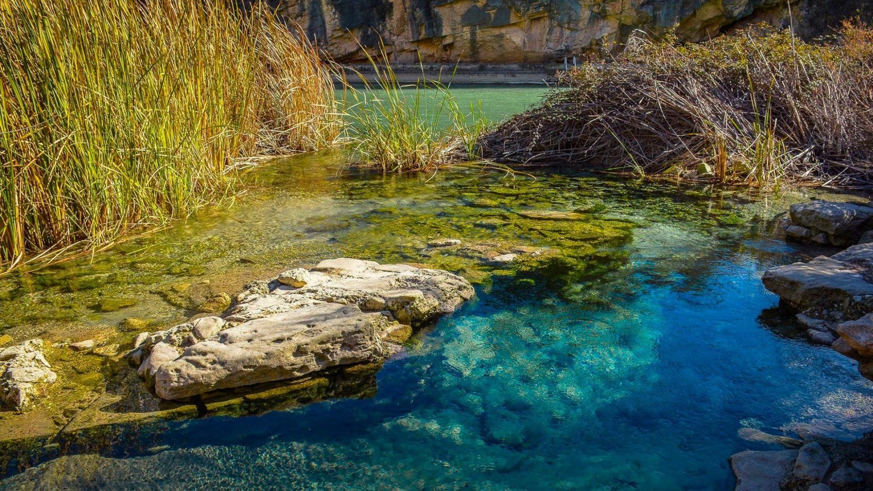El gigantesco manantial de España con aguas cristalinas y jacuzzis naturales rodeado del mejor paisaje