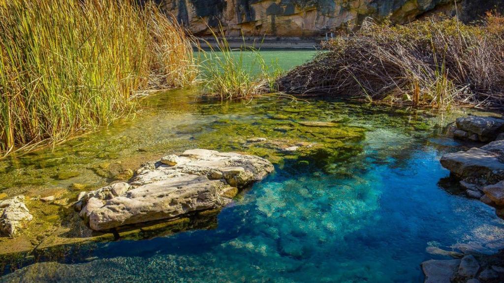 El gigantesco manantial de España con aguas cristalinas y jacuzzis naturales rodeado del mejor paisaje