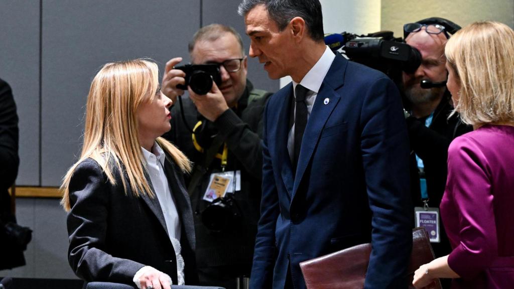 Pedro Sánchez and Giorgia Meloni talk during the emergency summit in Brussels