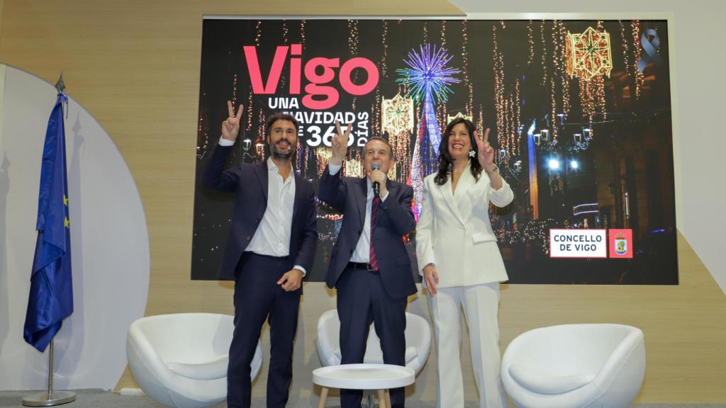Abel Caballero, junto a los periodistas Luis García y Paula Montes en Fitur 2026