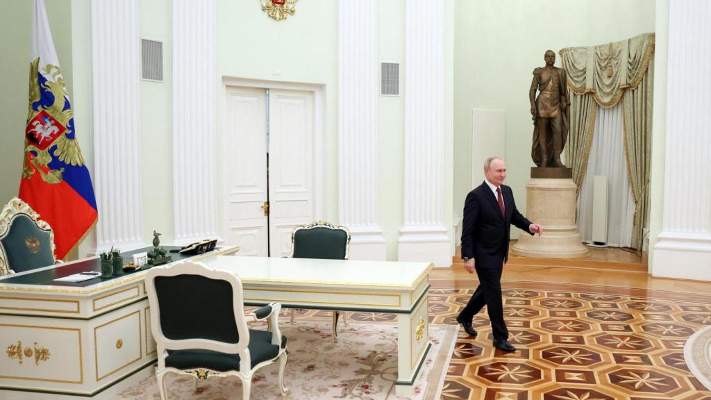 Russian President Vladimir Putin receives Trump's envoys in the Kremlin.