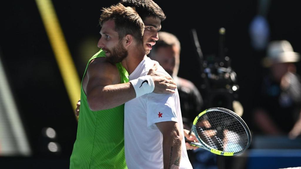 Carlos Alcaraz se saluda con Moutet tras su partido en Melbourne