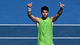 Carlos Alcaraz celebra una victoria en el Open de Australia 2026