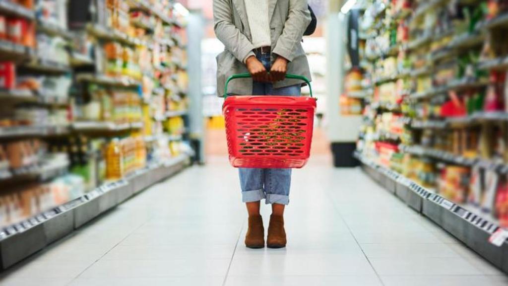 Imagen de archivo de una mujer en un supermercado.