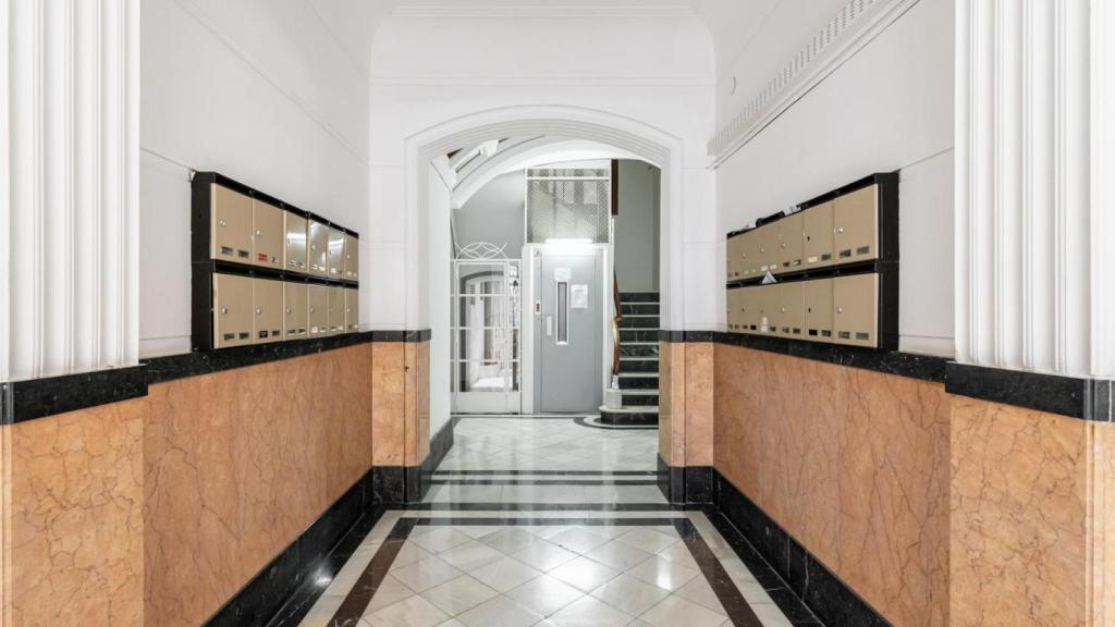 Edificio con ascensor.