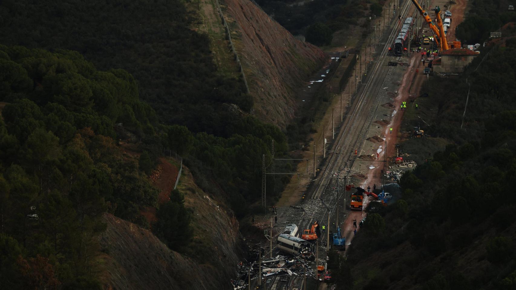 Las grúas trabajan para retirar los vagones de los trenes siniestrados en Adamuz.