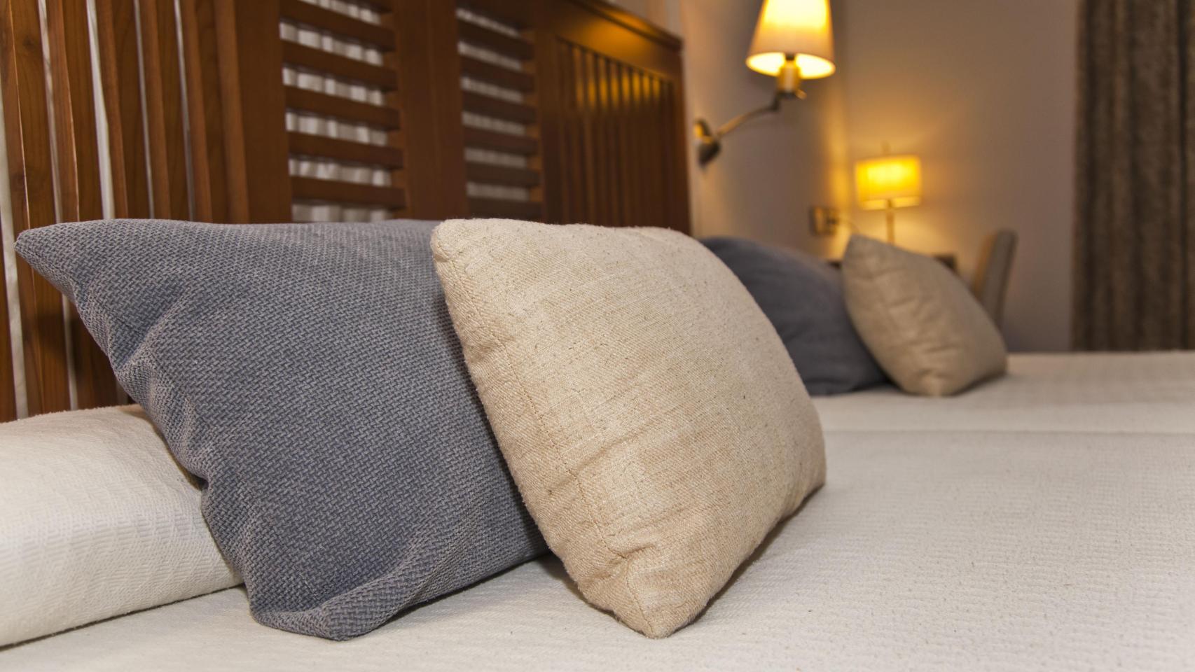 La cama de un hotel.