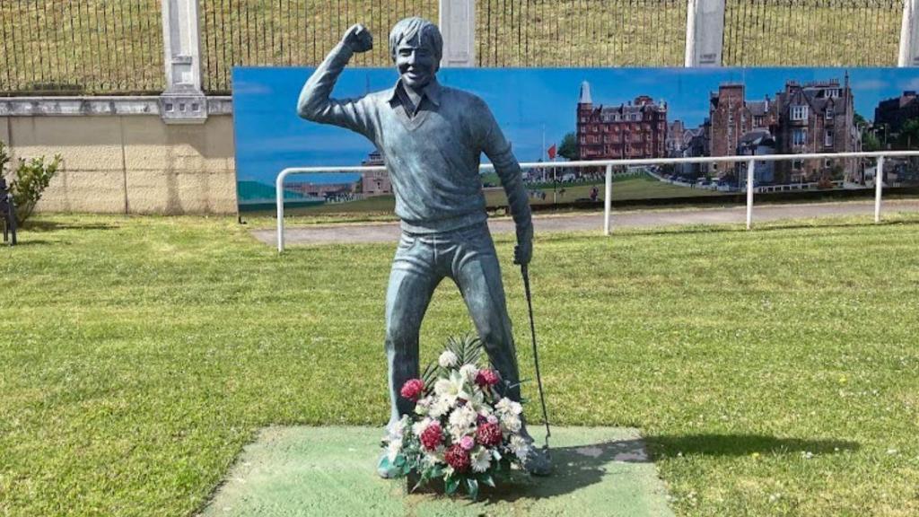 La estatua de Severiano Ballesteros en el parque de La Barquería de Marina de Cudeyo donde ha sido robada.