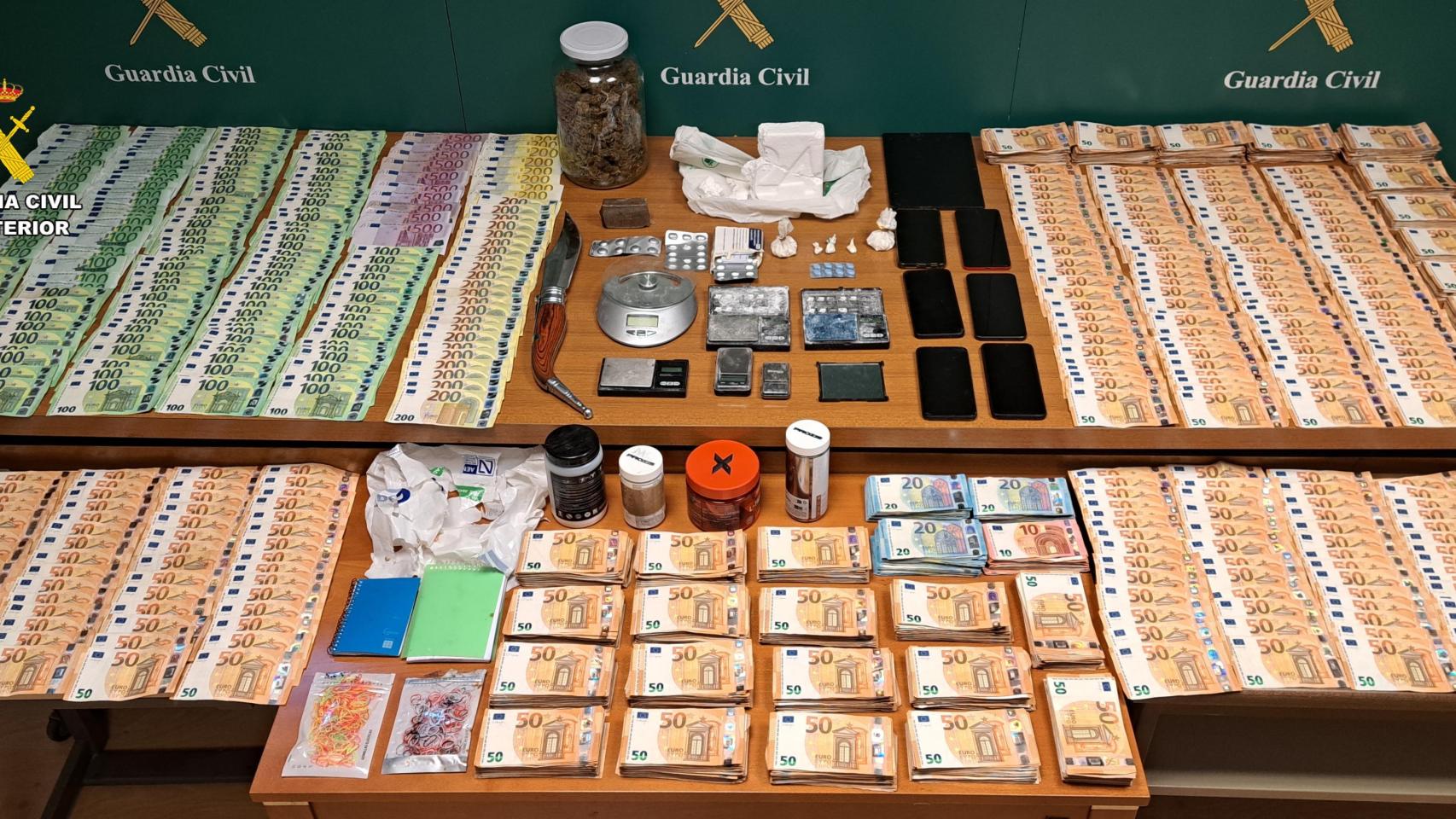 Droga y dinero incautado en la segunda fase de la Operación Serratura.