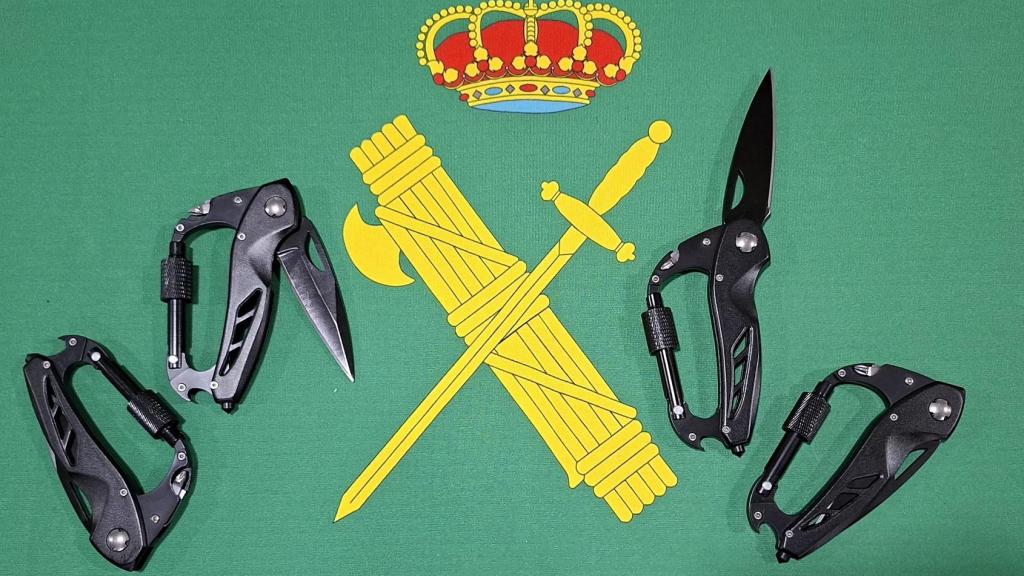 Varios de los mosquetones requisados.