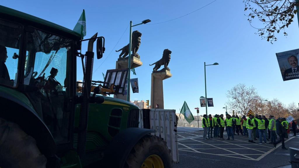 La manifestación de los tractores llegando al puente de Piedra, sobre las 11.00.