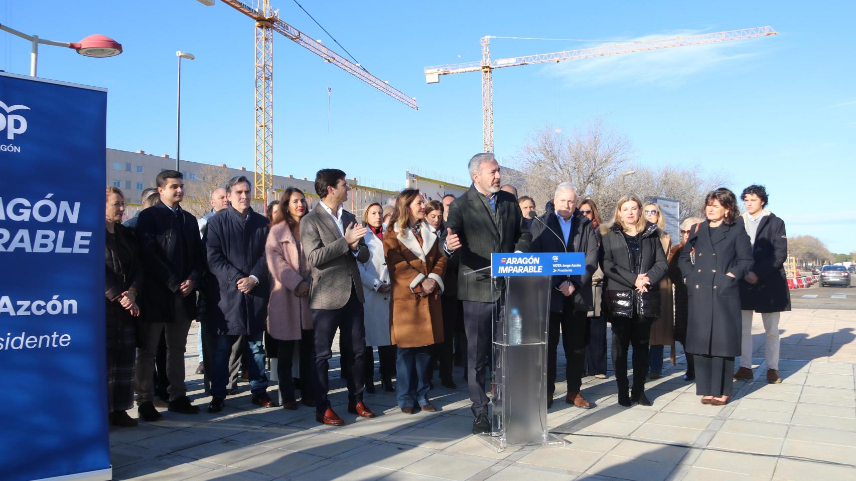 Jorge Azcón interviene en el primer acto de campaña del PP en Aragón, junto a unas obras de construcción de vivienda