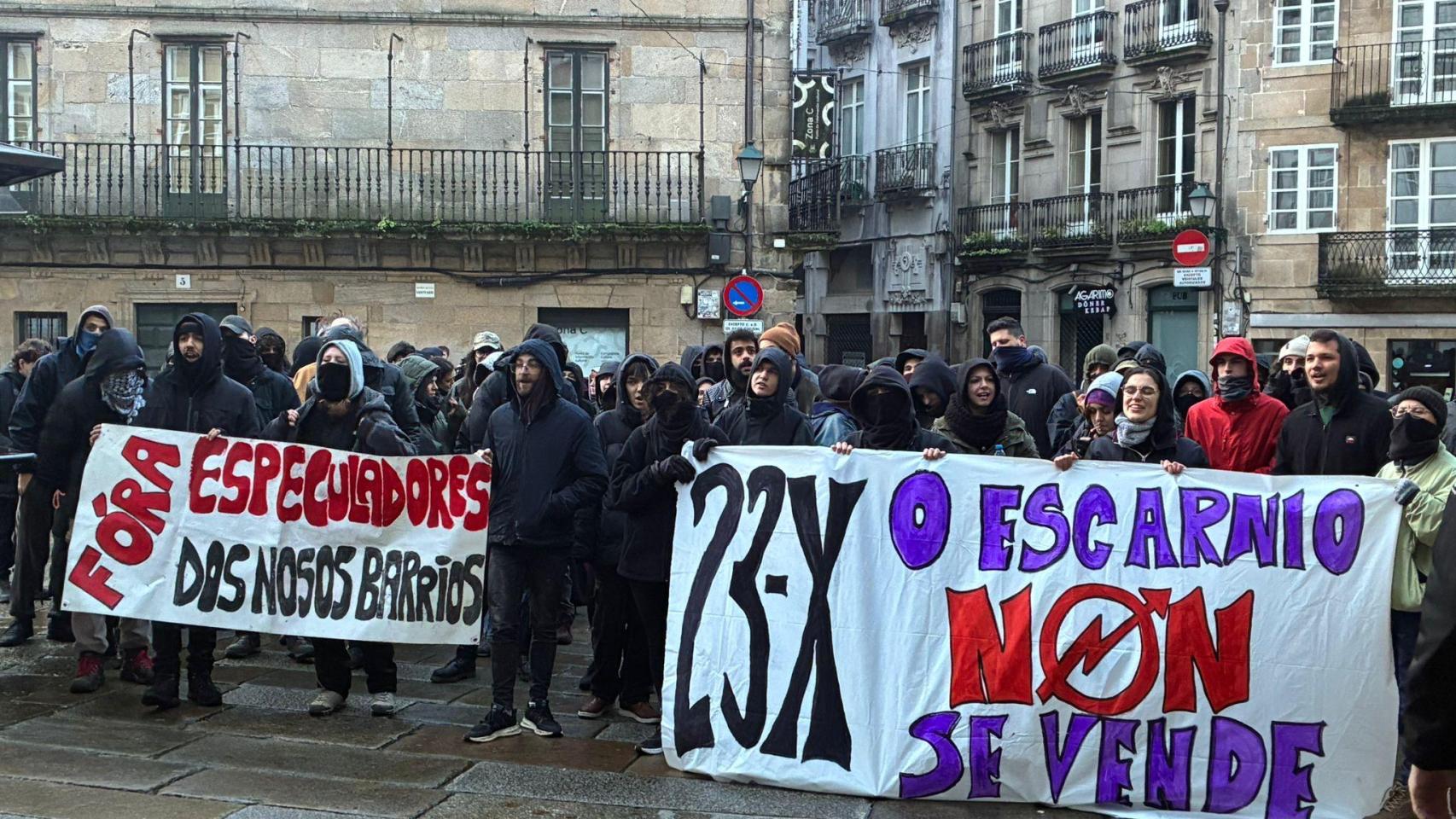 Manifestantes contra el desalojo de Escárnio e Maldizer