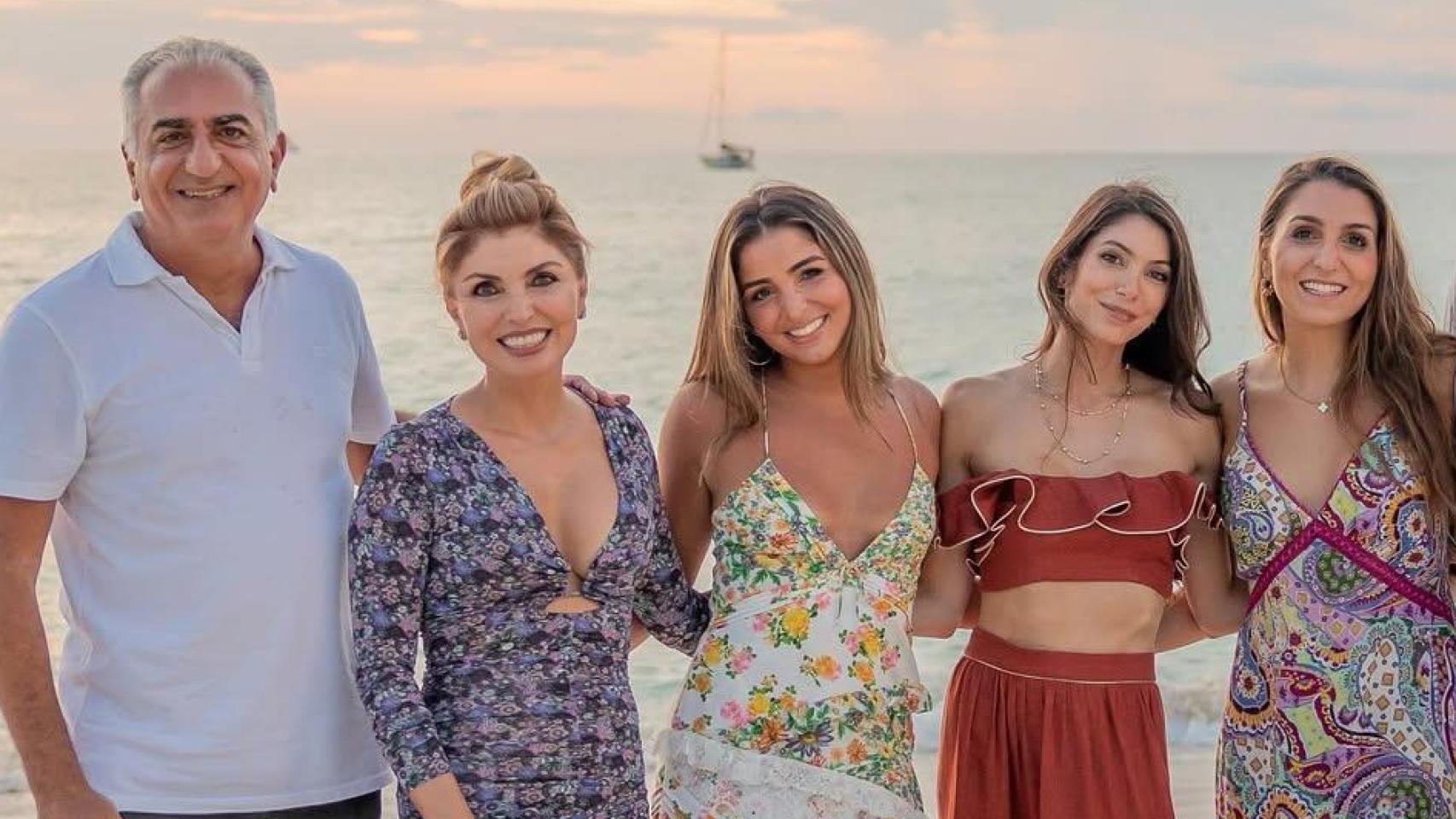 Reza Pahlaví, con su mujer, Yasmine Etemad-Amini, y sus tres hijas, en una imagen de las redes sociales.