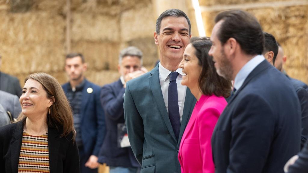 La presidenta de Paradores, Raquel Sánchez; el presidente del Gobierno, Pedro Sánchez; la portavoz del PSOE en el Ayuntamiento de Madrid, Reyes Maroto y el ministro de Transportes, Óscar Puente, en el estand de Paradores, durante su visita a la 45ª edición de la Feria Internacional del Turismo (Fitur).