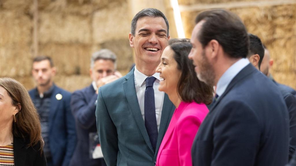 La presidenta de Paradores, Raquel Sánchez; el presidente del Gobierno, Pedro Sánchez; la portavoz del PSOE en el Ayuntamiento de Madrid, Reyes Maroto y el ministro de Transportes, Óscar Puente, en el estand de Paradores, durante su visita a la 45ª edición de la Feria Internacional del Turismo (Fitur).