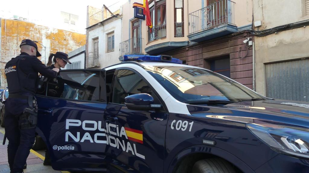 Agentes de la Policía Nacional durante una inspección en Alcantarilla (Murcia)