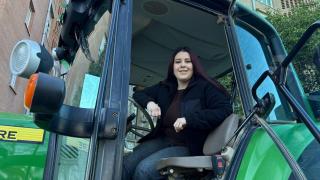 Andrea, agricultora de 27 años, en la tractorada de este viernes en Zaragoza.