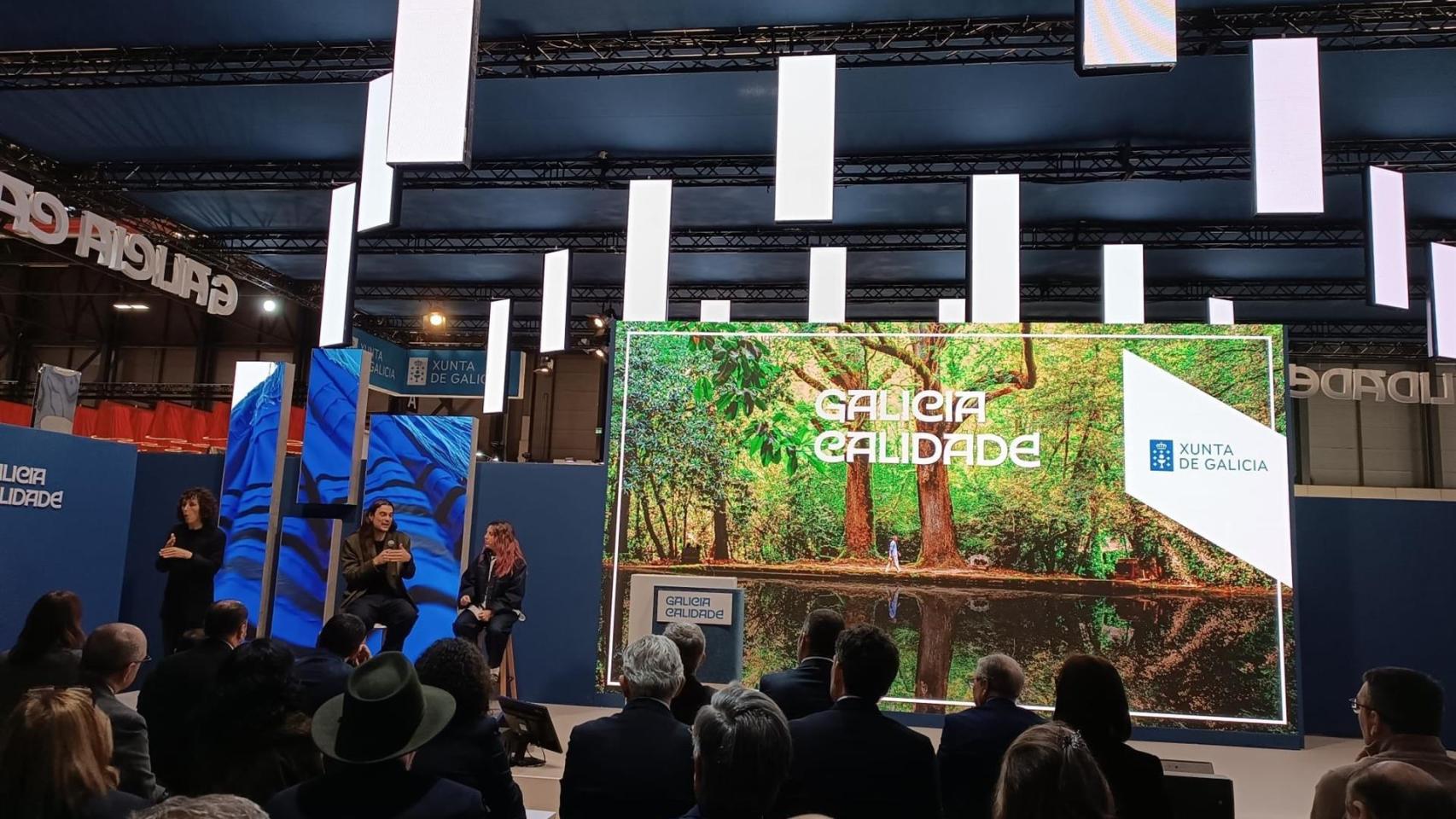El cineasta Oliver Laxe y la divulgadora Carolina Iglesias en la nueva presentación de la campaña turística de Galicia