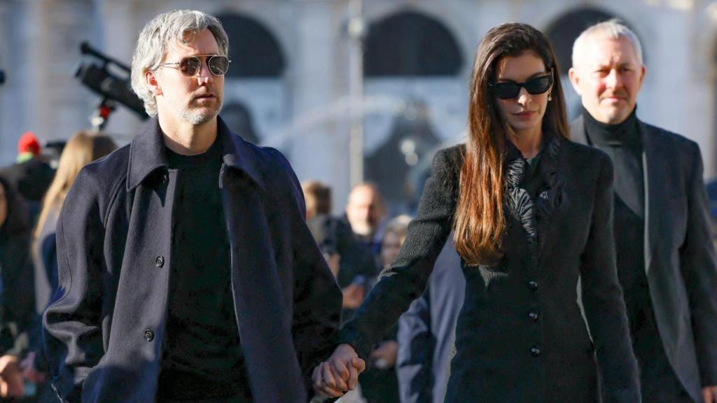 Anne Hathaway, con su marido, Adam Shulman, en el funeral de Valentino en Roma.
