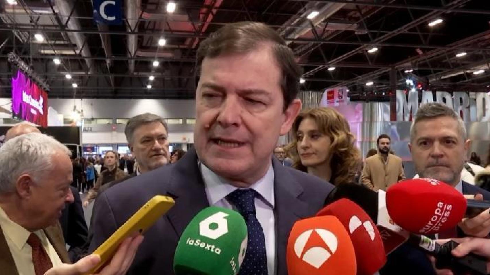 El presidente de la Junta de Castilla y León, Alfonso Fernández Mañueco, a su llegada a la Feria Internacional de Turismo (Fitur), este viernes en Madrid