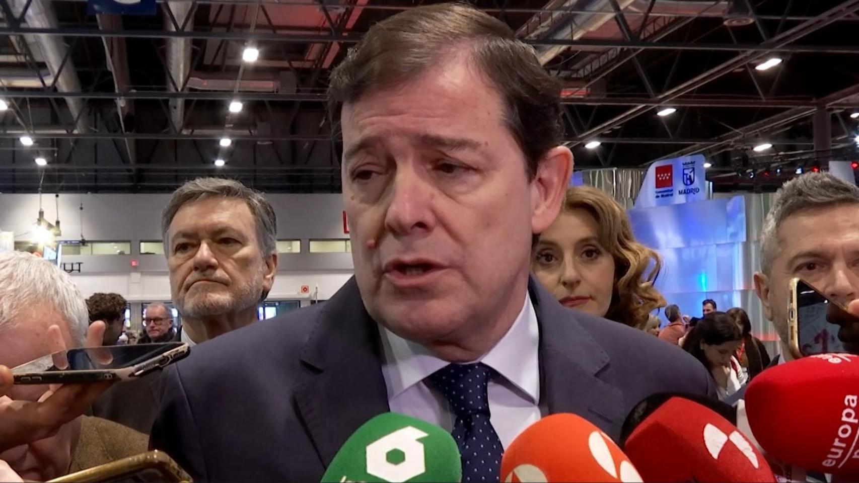 El presidente de la Junta de Castilla y León, Alfonso Fernández Mañueco, a su llegada a la Feria Internacional de Turismo (Fitur), este viernes en Madrid