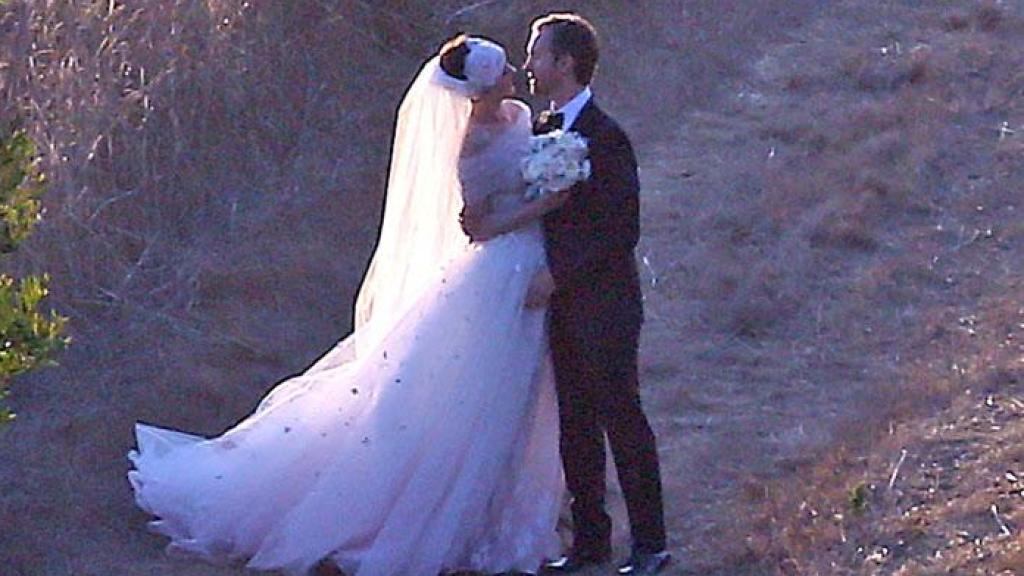 Anne Hathaway, el día de su boda con Adam Shulman, en 2012, con un vestido de Valentino.