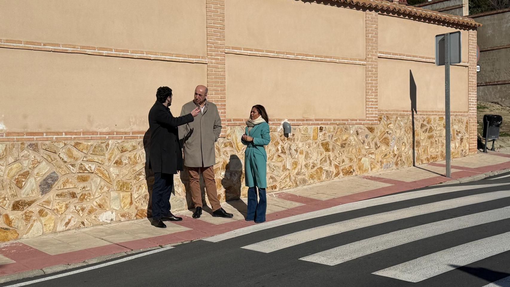 Charo Navas visitando las acciones que se han llevado a cabo para mejorar calles y aceras.