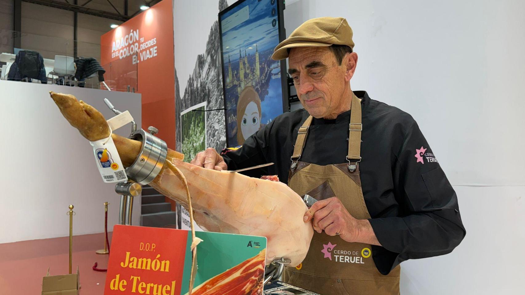Isidro, cortador de jamón en Fitur.