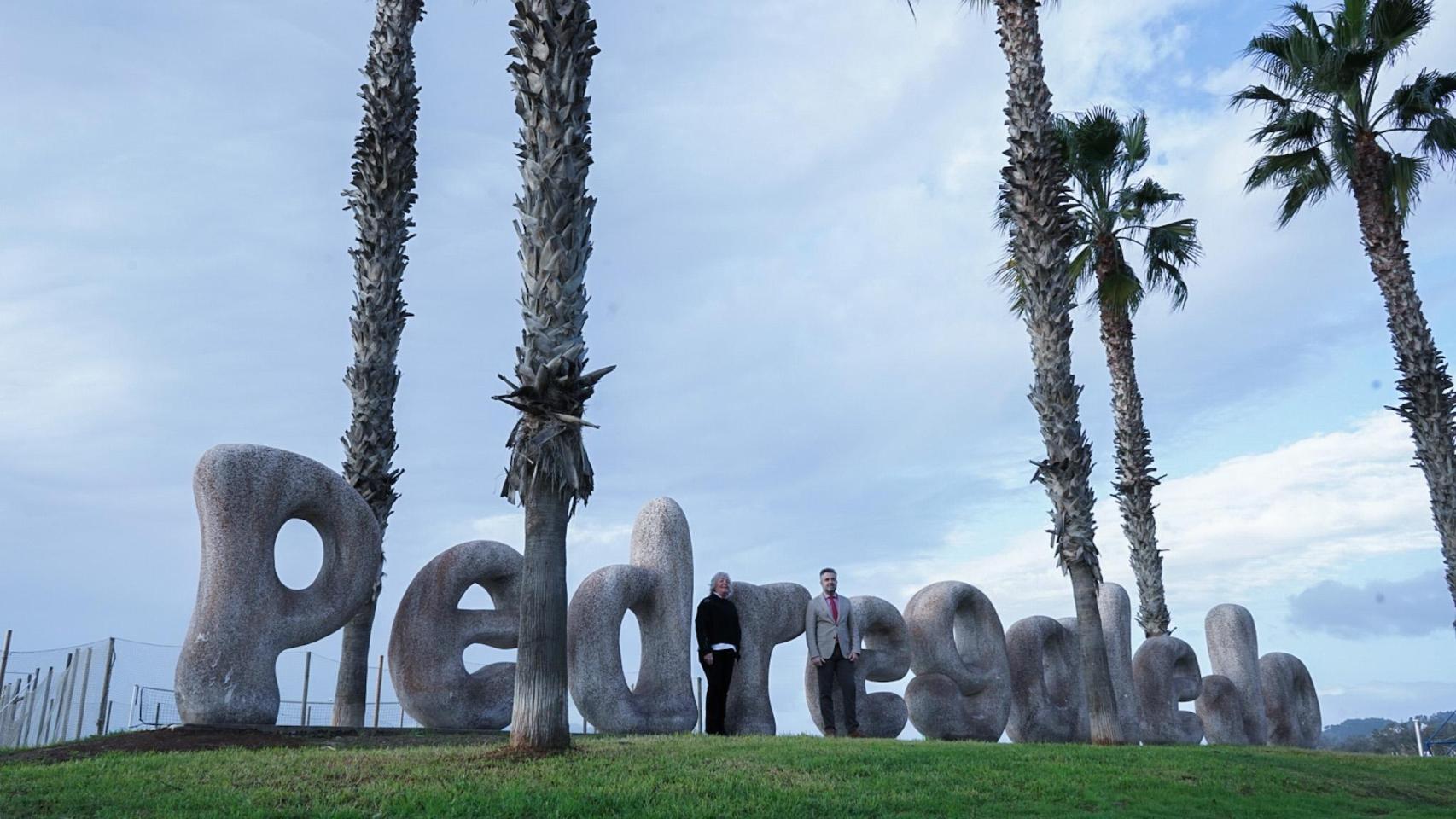 Teresa Porras y Carlos Conde, junto a las letras gigantes de Pedregalejo.