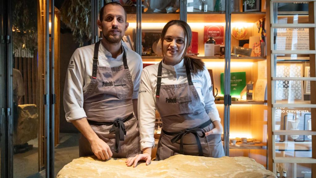 Diego y Cristina, en el recibidor de Palodú.