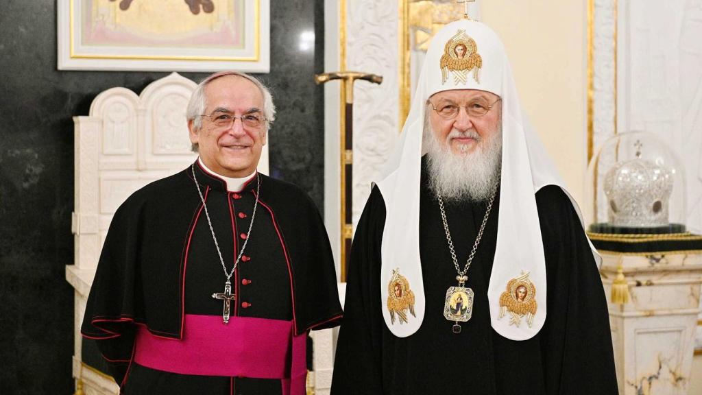 El nuncio papal en Moscú, Giovanni d'Aniello (i), junto al patriarca Kirill (d), el papa ortodoxo.