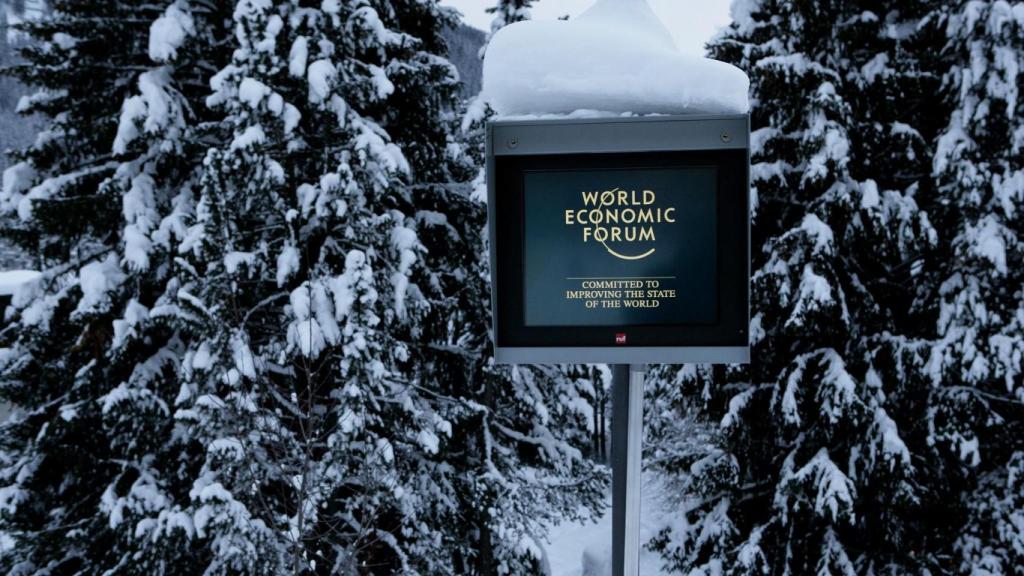 Cartel del Foro Económico Mundial en la ciudad de Davos (Suiza).
