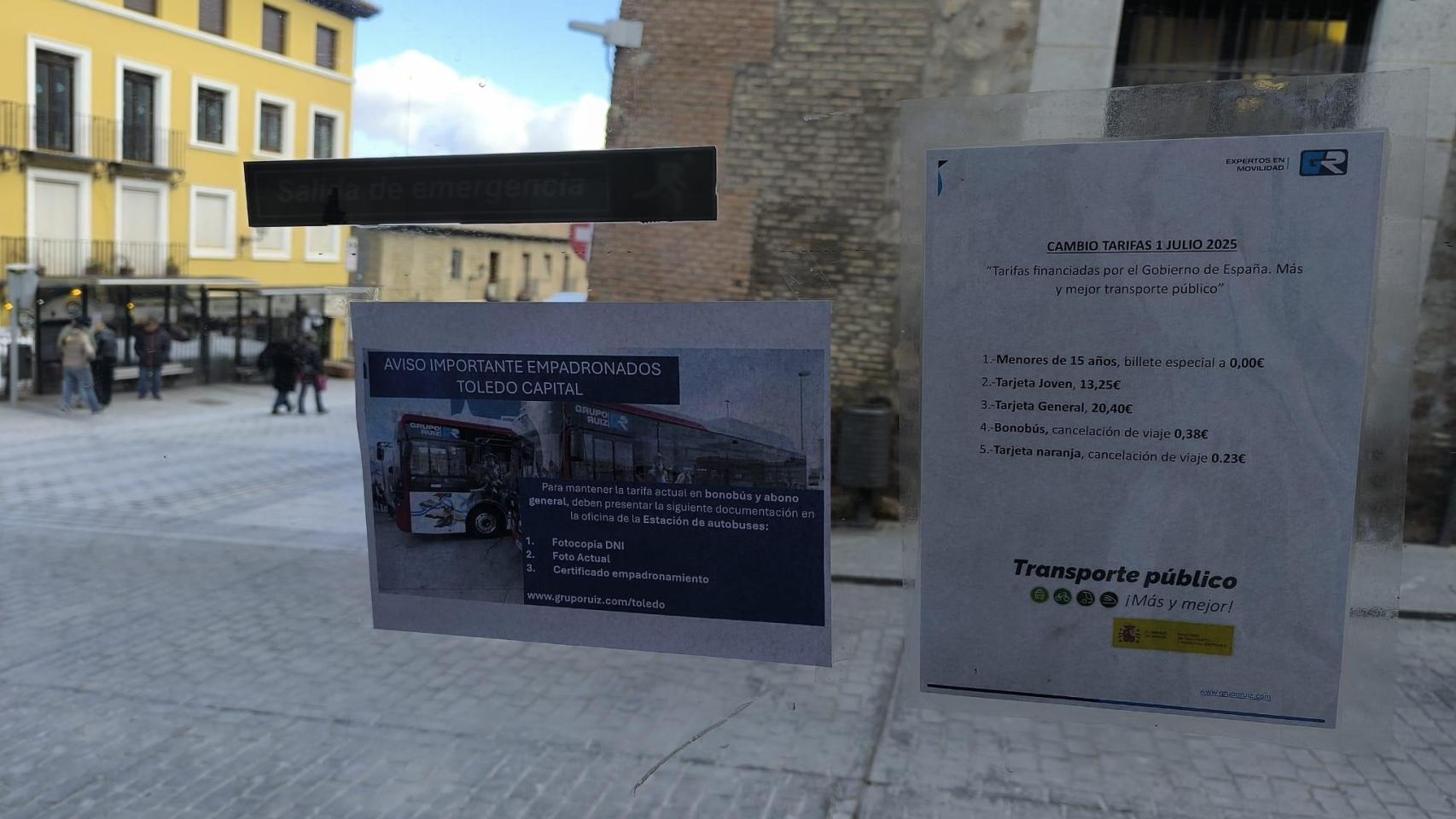 Cartel informativo en uno de los vehículos.