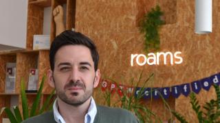 Eduardo Delgado en las oficinas de Roams