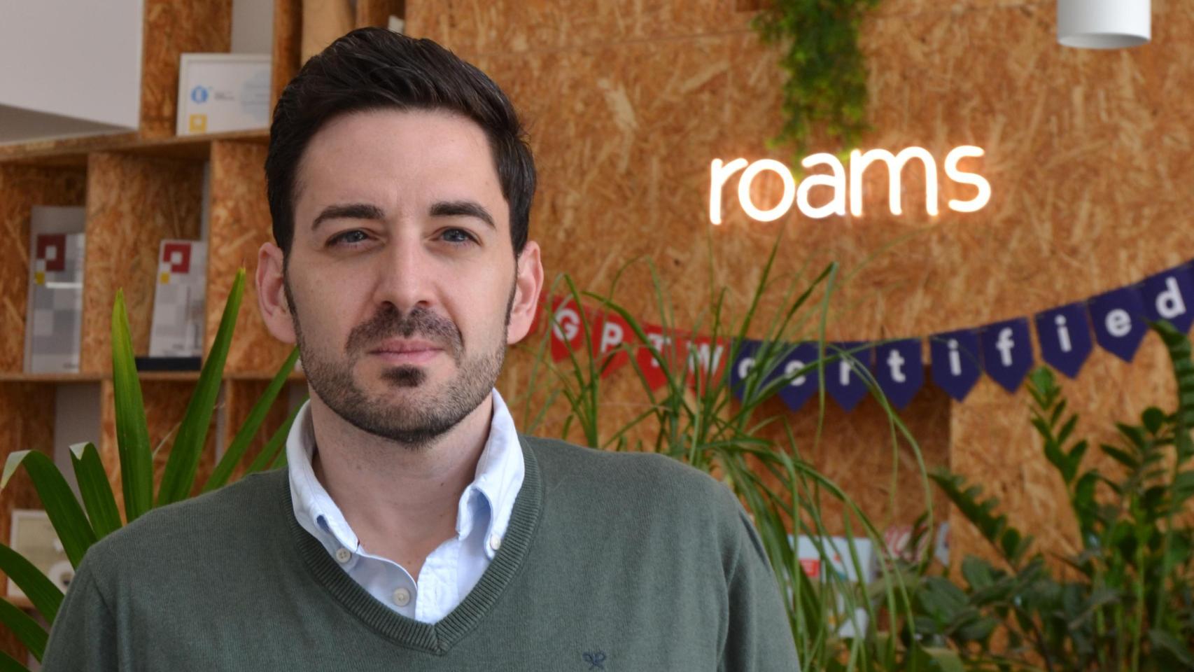 Eduardo Delgado en las oficinas de Roams