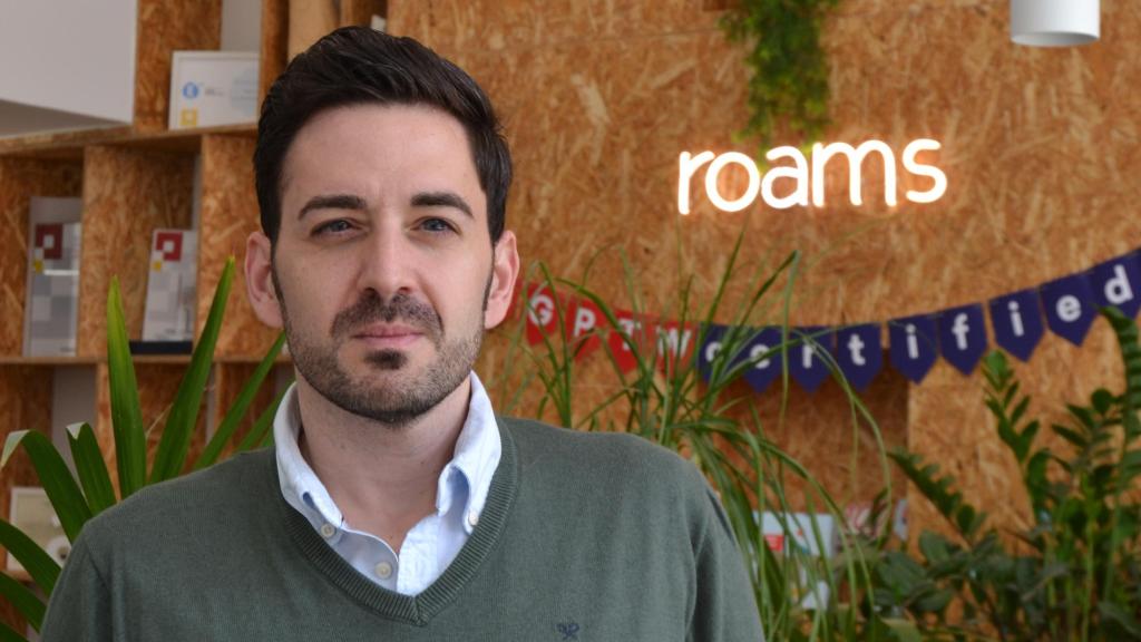 Eduardo Delgado en las oficinas de Roams