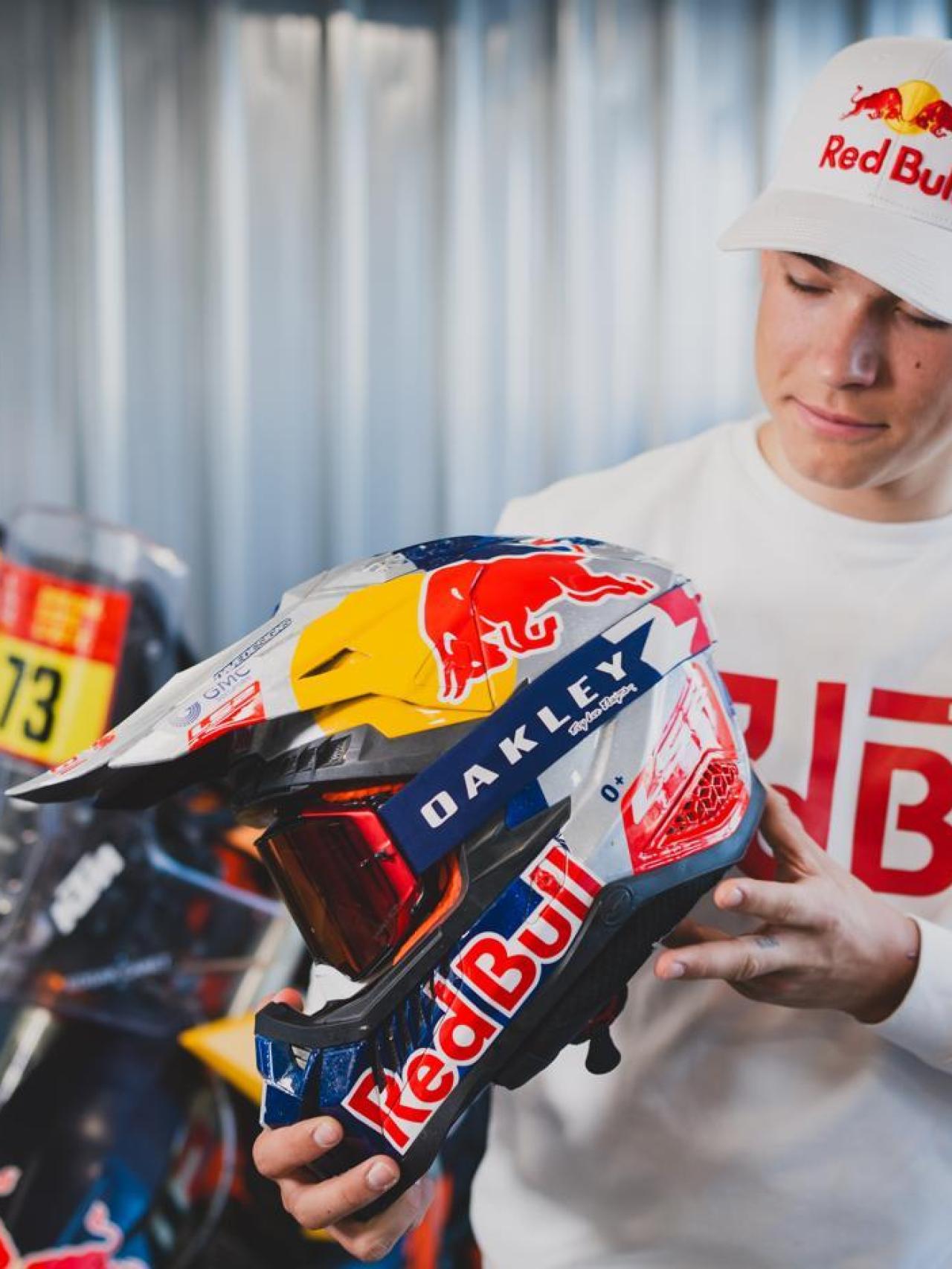 Edgar Canet sujeta su casco durante una entrevista con EL ESPAÑOL.