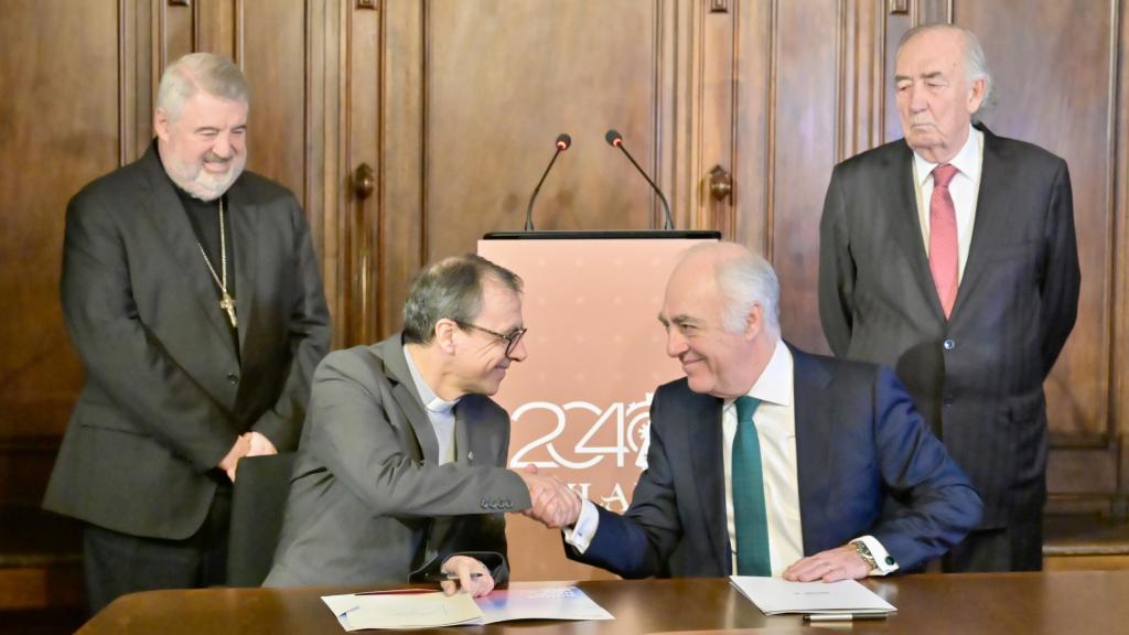 El deán del Cabildo Metropolitano de Zaragoza, Juan Sebastián Teruel, y el director general de Fundación Ibercaja, José Luis Rodrigo, han rubricado el acuerdo en la Sala Capitular de la basílica zaragozana, en presencia del arzobispo de Zaragoza, Carlos Escribano, y el presidente de la Fundación Ibercaja, Amado Franco.