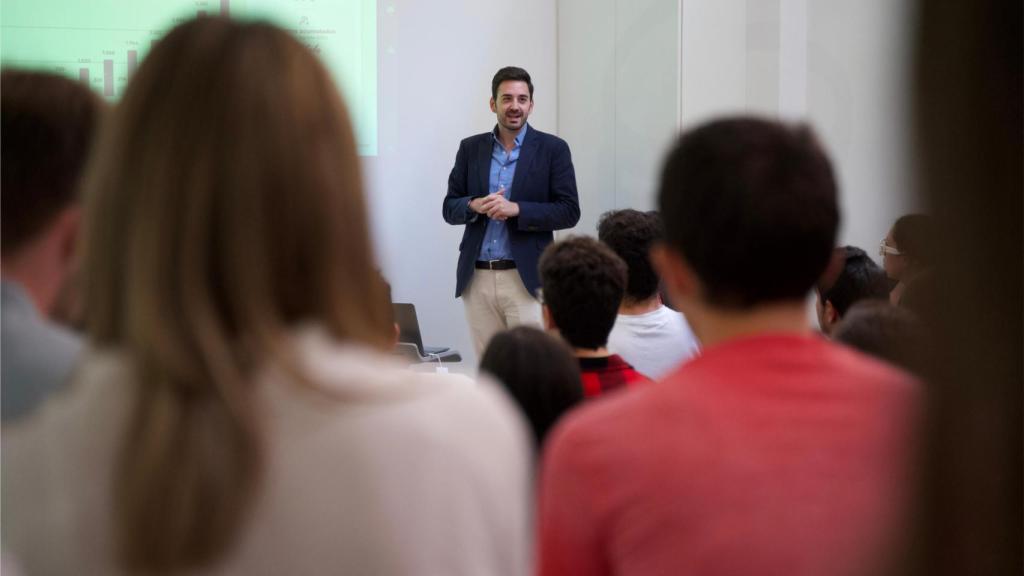Eduardo Delgado presentando una conferencia