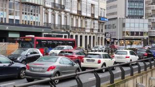 Vehículos circulan por el centro de A Coruña.