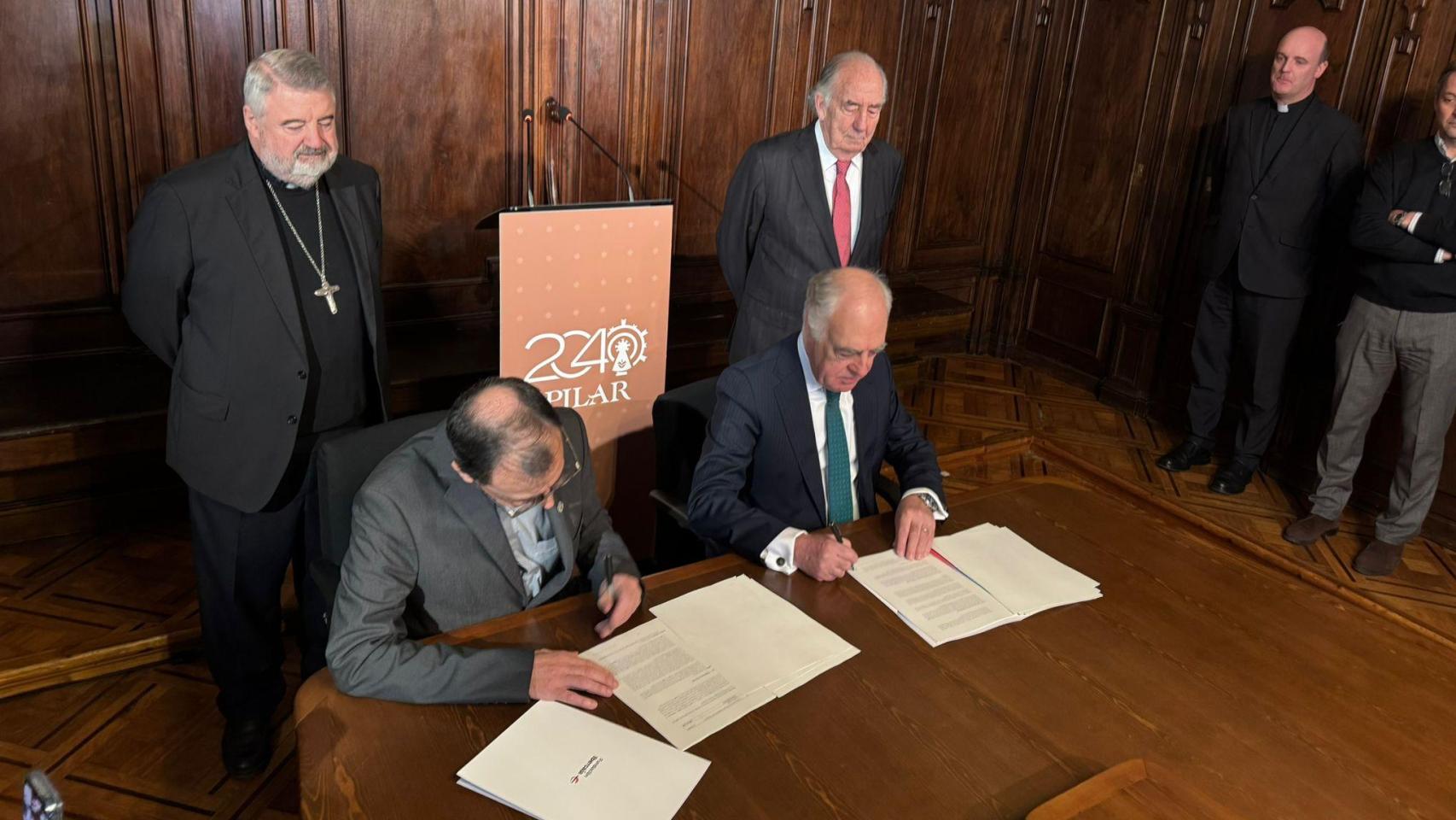 Firma del convenio entre el Cabildo Metropolitano de Zaragoza y Fundación Ibercaja para la restauración de la cúpula Regina Patriarcharum en la Basílica del Pilar.
