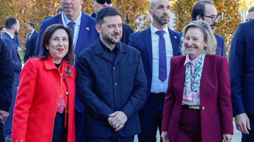 La ministra de Defensa, Margarita Robles, junto al presidente ucraniano, Volodímir Zelenski, durante su última visita a España.