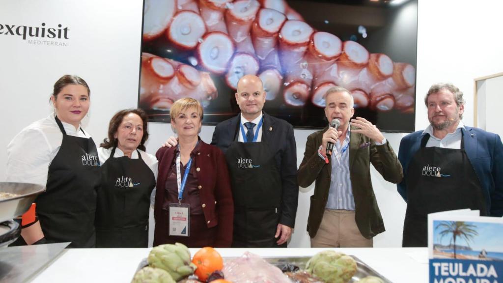 La consellera mairán Cano, el alcalde Raúl Llobell, y el actor Fernando Cayo en la degustación de Teulada Moraira, junto a las cocineras, Rora y Ana.