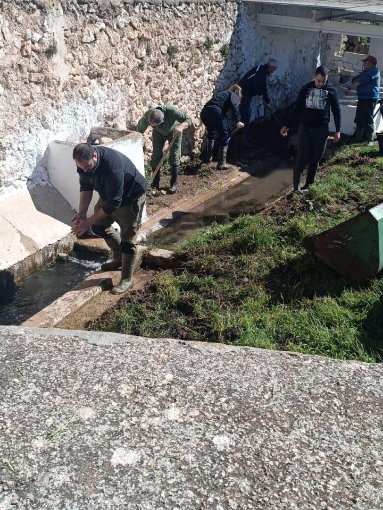 Vecinos de Moriscote limpiando la fuente.