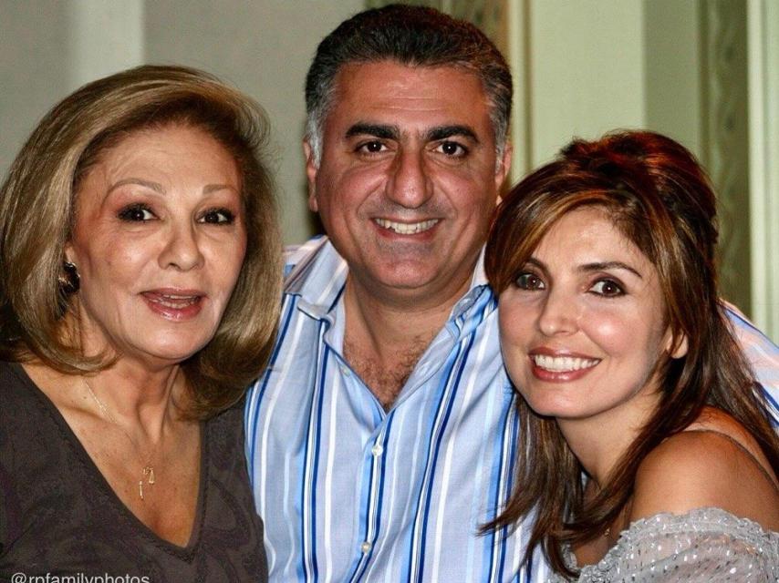Reza Pahlaví, con su madre, Farah Diba (a la izquierda), y su mujer, Yasmine Etemad-Amini, en una imagen de las redes sociales.