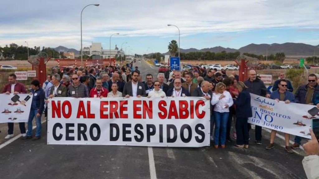 Los empleados de Sabic protestando por la situación.