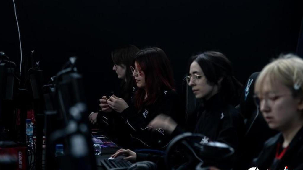 Varias chicas jugando Extregames 2025.