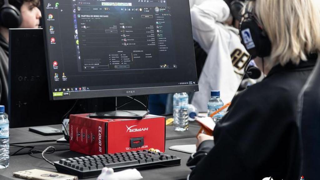 Una chica disputando una partida de LoL.