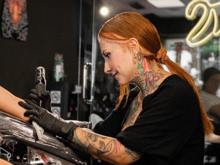 La tatuadora Susan Patiño hace un tatuaje en A Coruña.